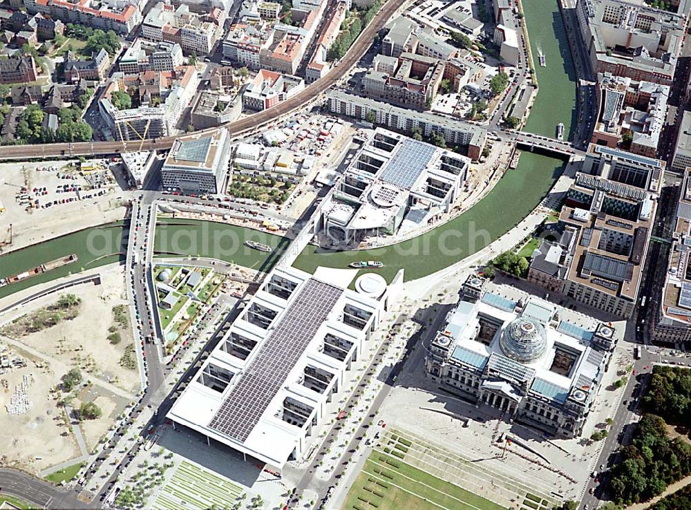 Aerial photograph Berlin - Berlin Mitte Blick auf das Regierungsviertel am Spreebogen mit dem Reichstag und Marie-Elisabeth-Lüders-Haus, das über die Spree mit dem Paul-Löbe-Haus verbunden ist und die Parlamentsbebliothek beinhaltet