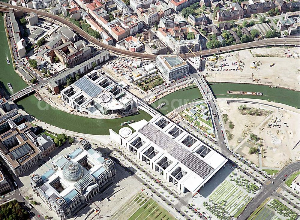 Berlin from the bird's eye view: Berlin Mitte Blick auf das Regierungsviertel am Spreebogen mit dem Reichstag und Marie-Elisabeth-Lüders-Haus, das über die Spree mit dem Paul-Löbe-Haus verbunden ist und die Parlamentsbebliothek beinhaltet