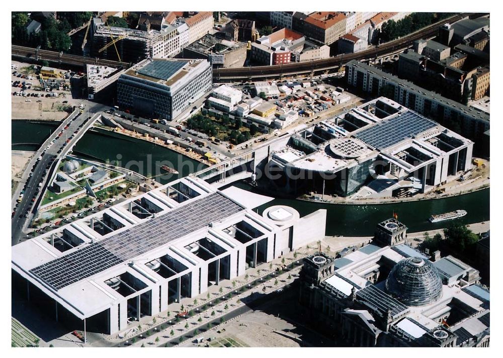 Aerial image Berlin - Berlin Mitte Blick auf das Regierungsviertel am Spreebogen mit dem Reichstag und dem Marie-Elisabeth-Lüders-Haus, das über die Spree mit dem Paul-Löbe-Haus verbunden ist und die Parlamentsbibliothek beinhaltet