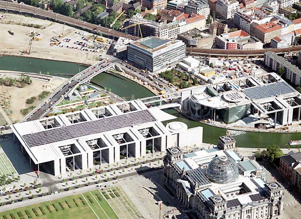 Aerial photograph Berlin - Berlin Mitte Blick auf das Regierungsviertel am Spreebogen mit dem Reichstag und dem Marie-Elisabeth-Lüders-Haus, das über die Spree mit dem Paul-Löbe-Haus verbunden ist und die Parlamentsbibliothek beinhaltet