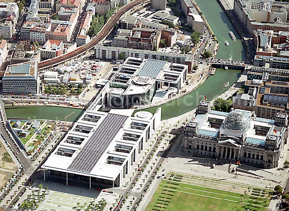 Berlin from the bird's eye view: Berlin Mitte Blick auf das Regierungsviertel am Spreebogen mit dem Reichstag (vor dem Platz der Republik), Bundestag und dem Marie-Elisabeth-Lüders-Haus, das über die Spree mit dem Paul-Löbe-Haus verbunden ist und die Parlamentsbibliothek beinhaltet