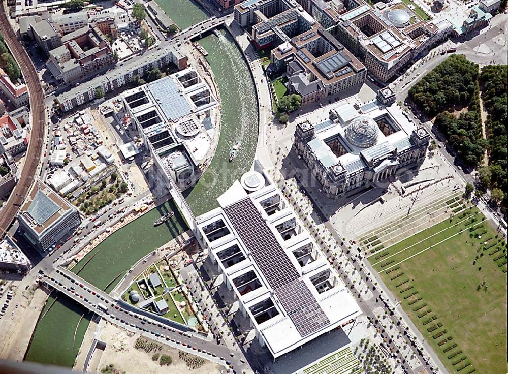 Aerial image Berlin - Berlin Mitte Blick auf das Regierungsviertel am Spreebogen mit dem Reichstag vor dem Platz der Republik und Marie-Elisabeth-Lüders-Haus, das über die Spree mit dem Paul-Löbe-Haus verbunden ist und die Parlamentsbebliothek beinhaltet