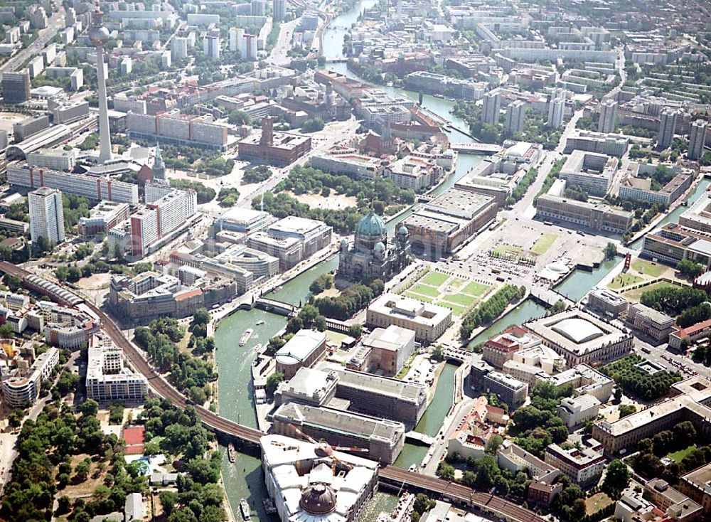 Aerial photograph Berlin - Berlin Mitte DIFA-Baustelle auf dem Dom-Aquarree (Museumsinsel) an der Spree und Karl-Liebknecht-Straße in Berlin Mitte (links: Blick auf Alexanderplatz und dem Fernsehturm; rechts: Humboldt-Universität)