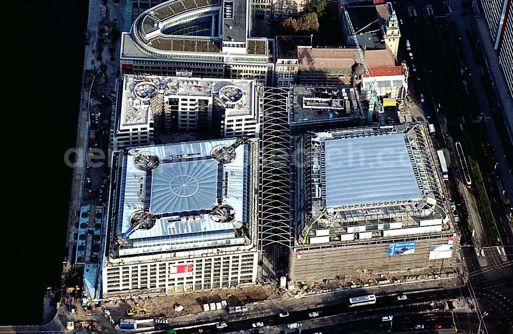 Aerial image Berlin - DOM Aquaree der DIFA Hamburg an der Museumsinsel an der Spree gegenüber dem Berliner Dom