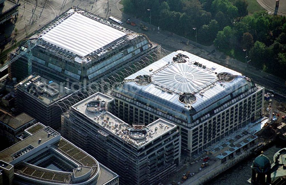 Aerial photograph Berlin - DOM Aquaree der DIFA Hamburg an der Museumsinsel an der Spree gegenüber dem Berliner Dom