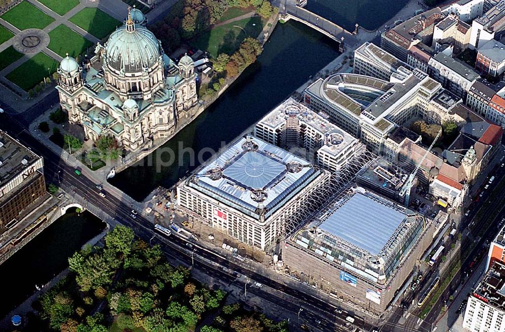 Berlin from above - DOM Aquaree der DIFA Hamburg an der Museumsinsel an der Spree gegenüber dem Berliner Dom