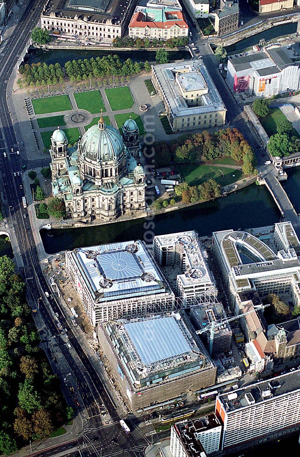 Berlin from the bird's eye view: DOM Aquaree der DIFA Hamburg an der Museumsinsel an der Spree gegenüber dem Berliner Dom