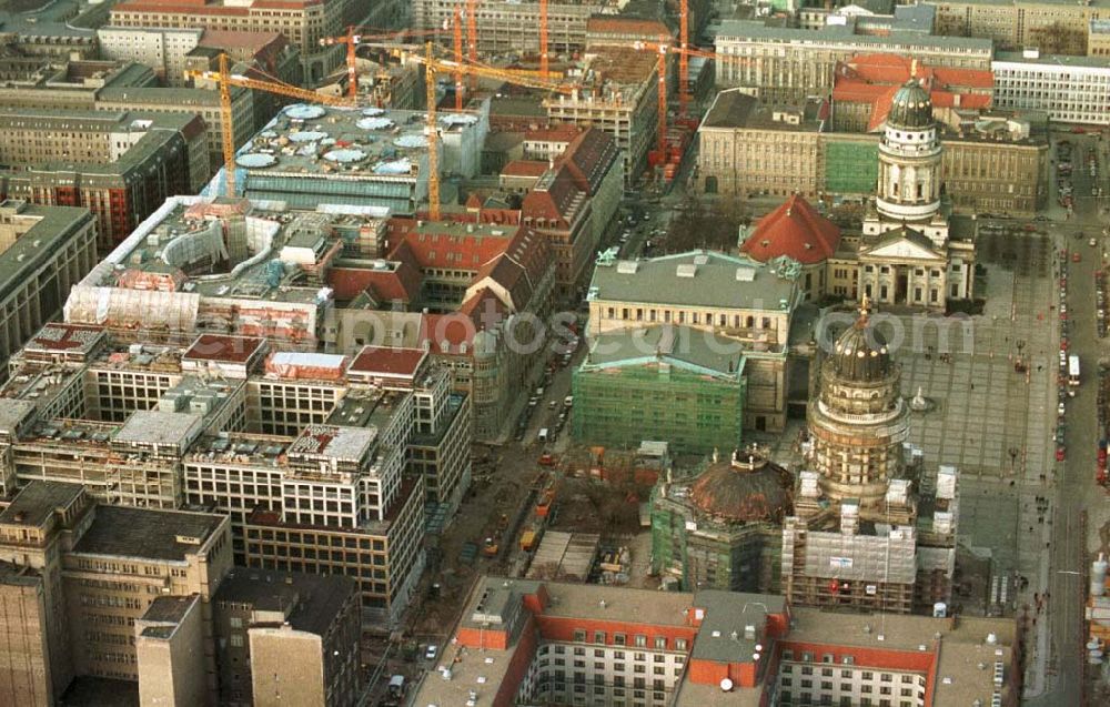 Berlin from the bird's eye view: Berlin Mitte Gandarmenmarkt. Baustelle des Kaufhauses Lafajette 02.1995