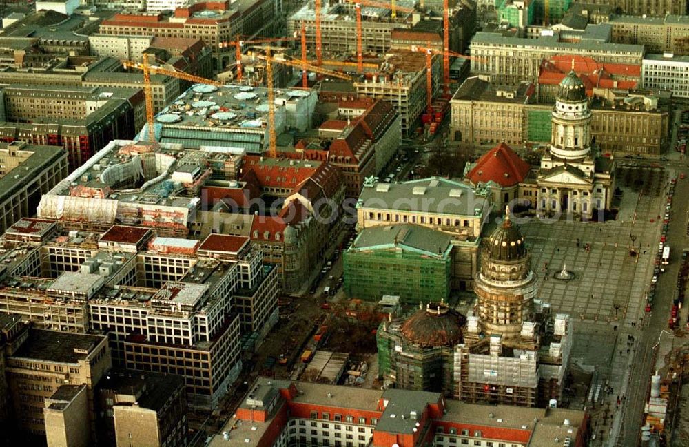 Berlin from above - Berlin Mitte Gandarmenmarkt. Baustelle des Kaufhauses Lafajette 02.1995