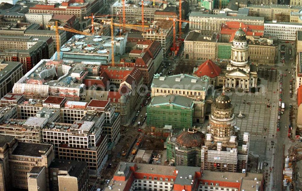 Berlin from the bird's eye view: Berlin Mitte Gandarmenmarkt. Baustelle des Kaufhauses Lafajette 02.1995