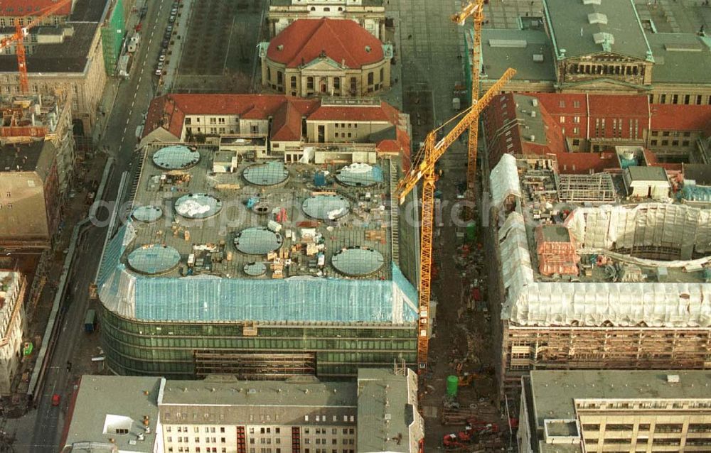 Berlin from the bird's eye view: Berlin Mitte Gandarmenmarkt. Baustelle des Kaufhauses Lafajette 02.1995