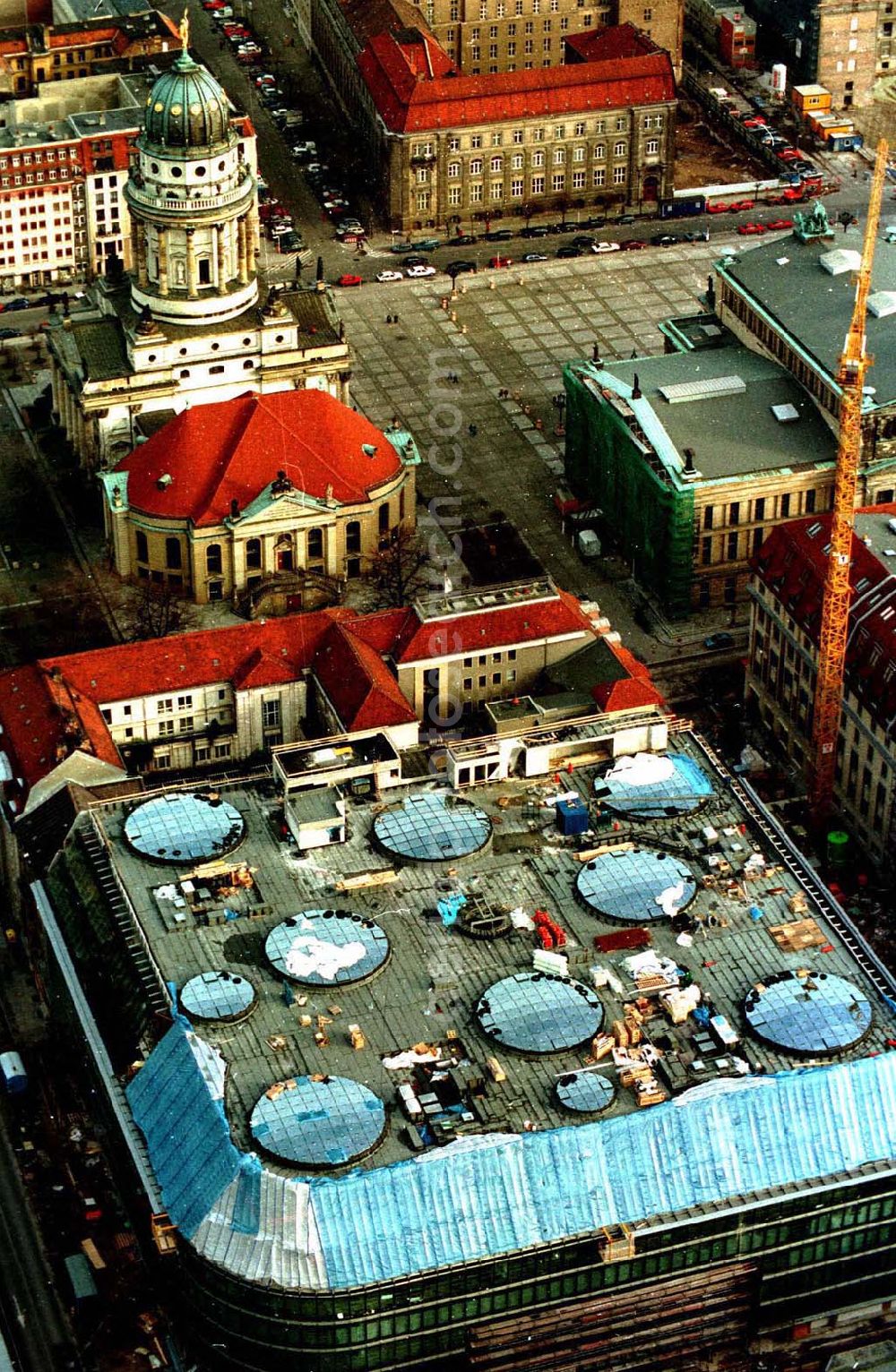 Berlin from the bird's eye view: Berlin Mitte Gandarmenmarkt. Baustelle des Kaufhauses Lafajette 02.1995