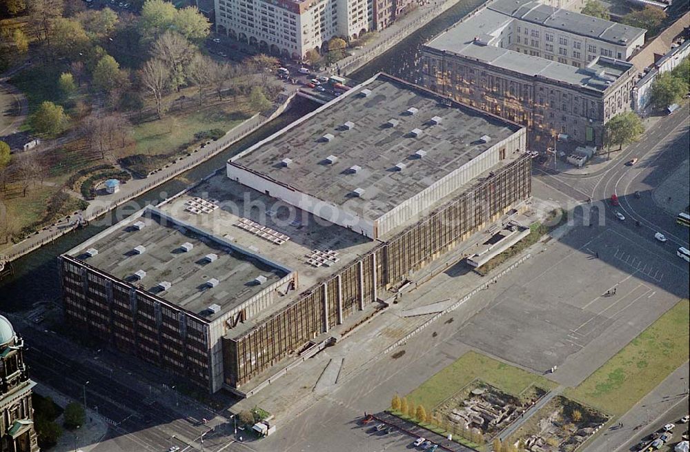 Berlin from above - 11.11.2003 Berlin-Mitte Palast der Republik