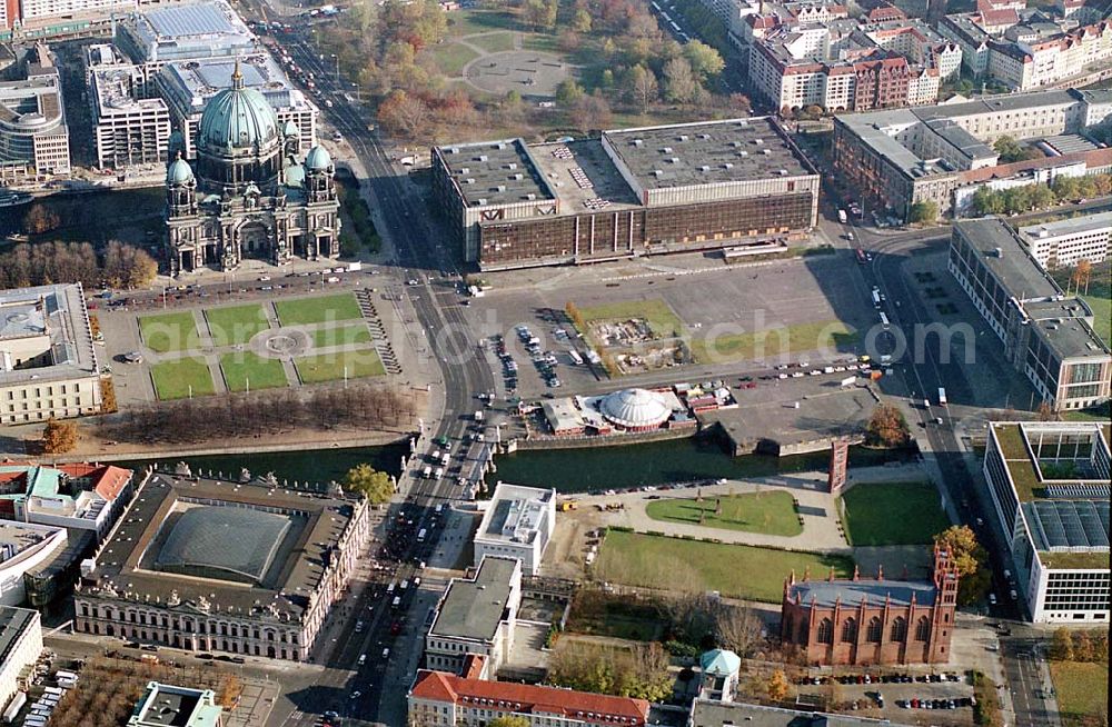 Berlin from the bird's eye view: 11.11.2003 Berlin-Mitte Panorama Blick auf Palast der Republik, Berliner Dom, Zeughaus, Altes Museum,Berliner Dom