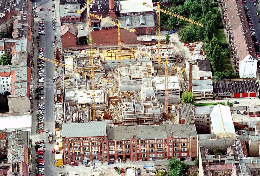 Aerial image Berlin Prenzlauer Berg - 06.09.1995 Berlin, Neubau Wohn - und Geschäftsbauten Erich-Weinert-Strasse, Ecke Greifswalder Straße