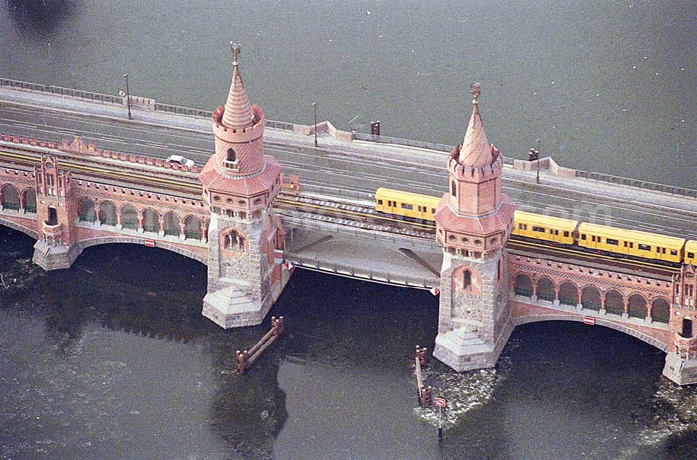 Berlin-Friedrichshain from above - 21.12.1995 Berlin, Oberbaumbrücke