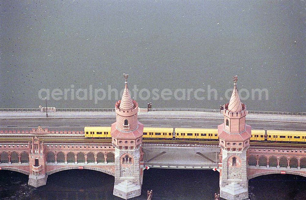 Berlin-Friedrichshain from the bird's eye view: 21.12.1995 Berlin, Oberbaumbrücke