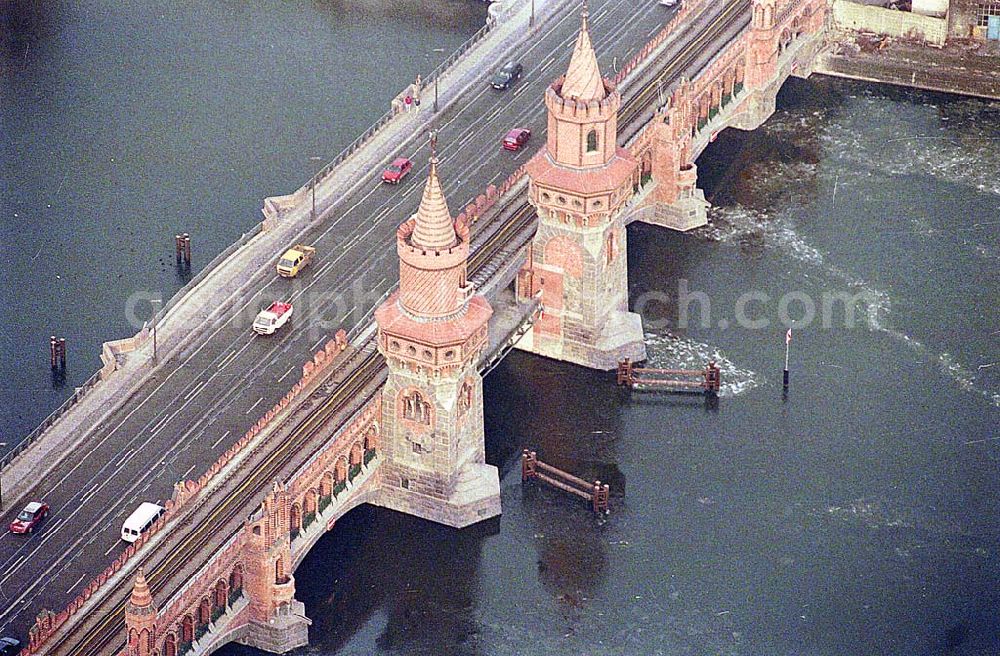 Berlin-Friedrichshain from the bird's eye view: 21.12.1995 Berlin, Oberbaumbrücke