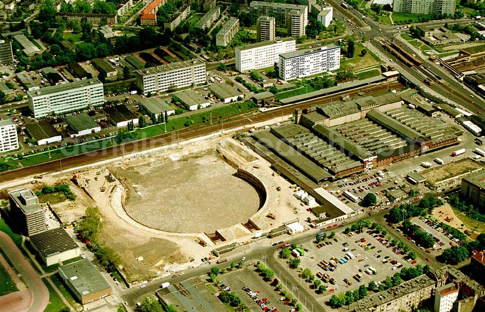 Berlin, Prenzlauer Berg from above - 24.05.1994 Berlin, Prenzlauer Berg Sporthallen -bau, Mehrzweckhalle Jahnsportpark