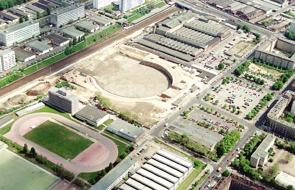 Berlin, Prenzlauer Berg from the bird's eye view: 24.05.1994 Berlin, Prenzlauer Berg Sporthallen -bau, Mehrzweckhalle Jahnsportpark