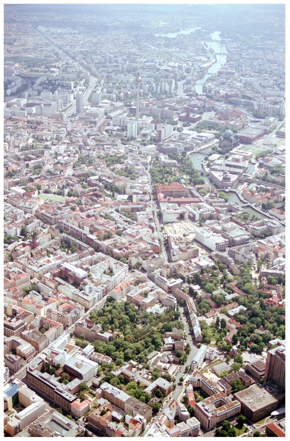 Berlin Mitte from above - 31.05.2004 Berlin Mitte, Blick auf die Gebäude der Hessische Straße 11, 10115 Berlin, der PRIMA Wohnbau Gesellschaft. Im Hintergrund das Stadzentrum von Berlin - Mitte PRIMA Wohnbauten Privatisierungs-Managemant GmbH Lichtenberg, Kurfürstendamm 32, 10719 Berlin, Tel.: 212497-0, Fax.: 2110170,