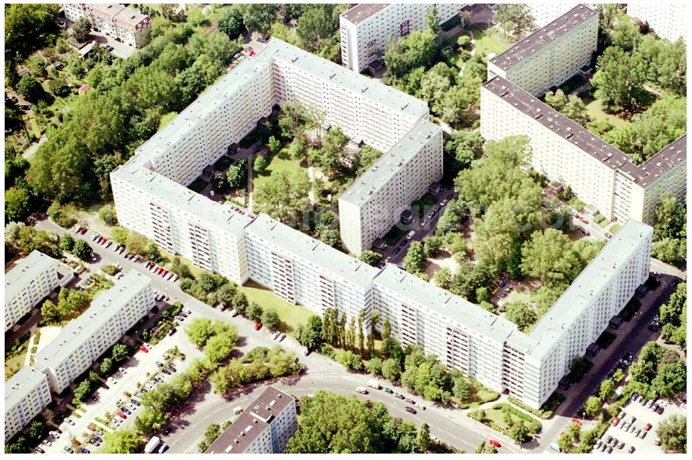 Aerial photograph Berlin Lichtenberg - 31.05.2004 Berlin Lichtenberg, Blick auf die Gebäude der Mellenseestraße 42-45, 50-55, 46- 49, 56-62, 10319 Berlin, der PRIMA Wohnbau Gesellschaft, PRIMA Wohnbauten Privatisierungs-Managemant GmbH Lichtenberg, Kurfürstendamm 32, 10719 Berlin, Tel.: 212497-0, Fax.: 2110170,