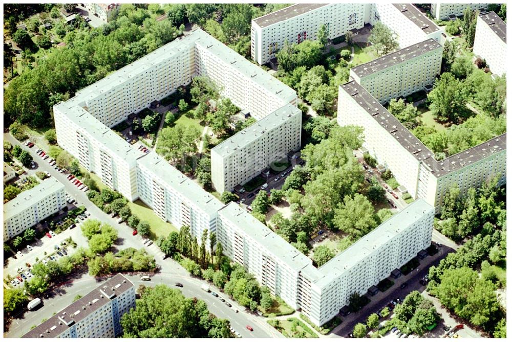 Berlin Lichtenberg from above - 31.05.2004 Berlin Lichtenberg, Blick auf die Gebäude der Mellenseestraße 42-45, 50-55, 46- 49, 56-62, 10319 Berlin, der PRIMA Wohnbau Gesellschaft, PRIMA Wohnbauten Privatisierungs-Managemant GmbH Lichtenberg, Kurfürstendamm 32, 10719 Berlin, Tel.: 212497-0, Fax.: 2110170,