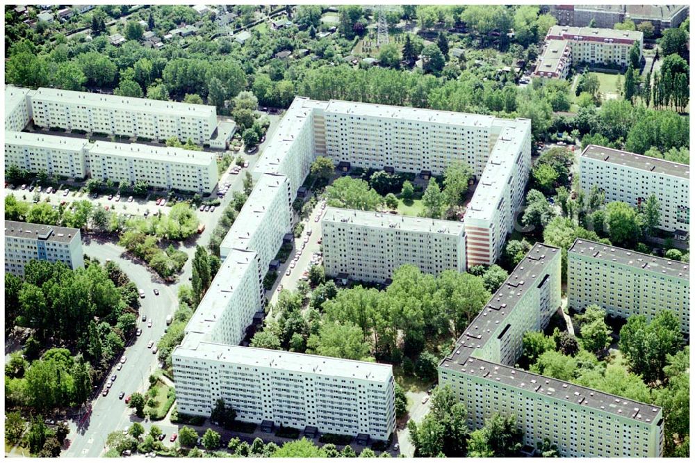 Berlin Lichtenberg from the bird's eye view: 31.05.2004 Berlin Lichtenberg, Blick auf die Gebäude der Mellenseestraße 42-45, 50-55, 46- 49, 56-62, 10319 Berlin, der PRIMA Wohnbau Gesellschaft, PRIMA Wohnbauten Privatisierungs-Managemant GmbH Lichtenberg, Kurfürstendamm 32, 10719 Berlin, Tel.: 212497-0, Fax.: 2110170,