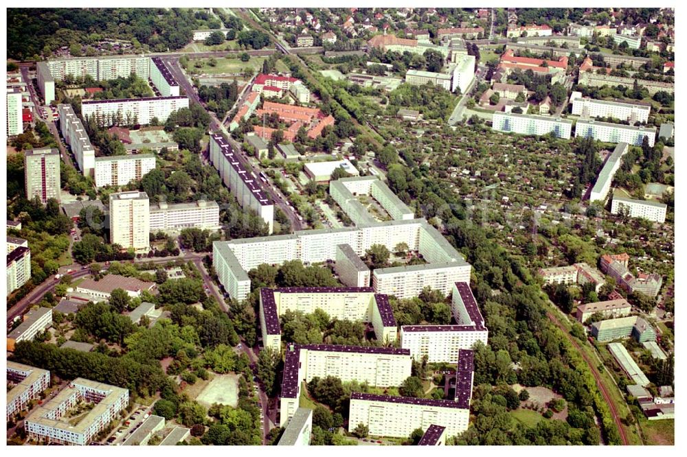 Aerial photograph Berlin Lichtenberg - 30.05.2004 Berlin Lichtenberg, Blick auf die Gebäude der Mellenseestraße 42-45, 50-55, 46- 49, 56-62, 10319 Berlin, der PRIMA Wohnbau Gesellschaft, PRIMA Wohnbauten Privatisierungs-Managemant GmbH Lichtenberg, Kurfürstendamm 32, 10719 Berlin, Tel.: 212497-0, Fax.: 2110170,