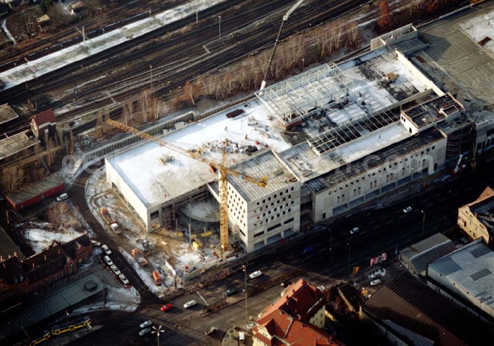 Berlin - Schöneweide from the bird's eye view: Berlin Schöneweide - Bau des KAUFLAND-Einkaufszentrums am Bahnhof Schöneweide 20.12.02