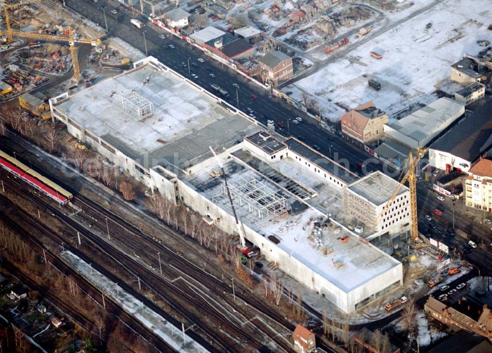 Berlin - Schöneweide from the bird's eye view: Berlin Schöneweide - Bau des KAUFLAND-Einkaufszentrums am Bahnhof Schöneweide 20.12.02