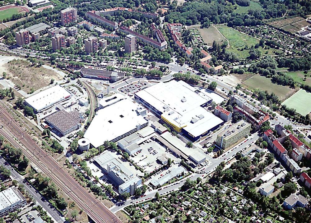 Berlin - Spandau from the bird's eye view: Berlin Spandau Blick auf das IKEA-Gelände (Möbelhaus; Kundenparkhaus) an der Charlottenburger Chaussee in Berlin Spandau;