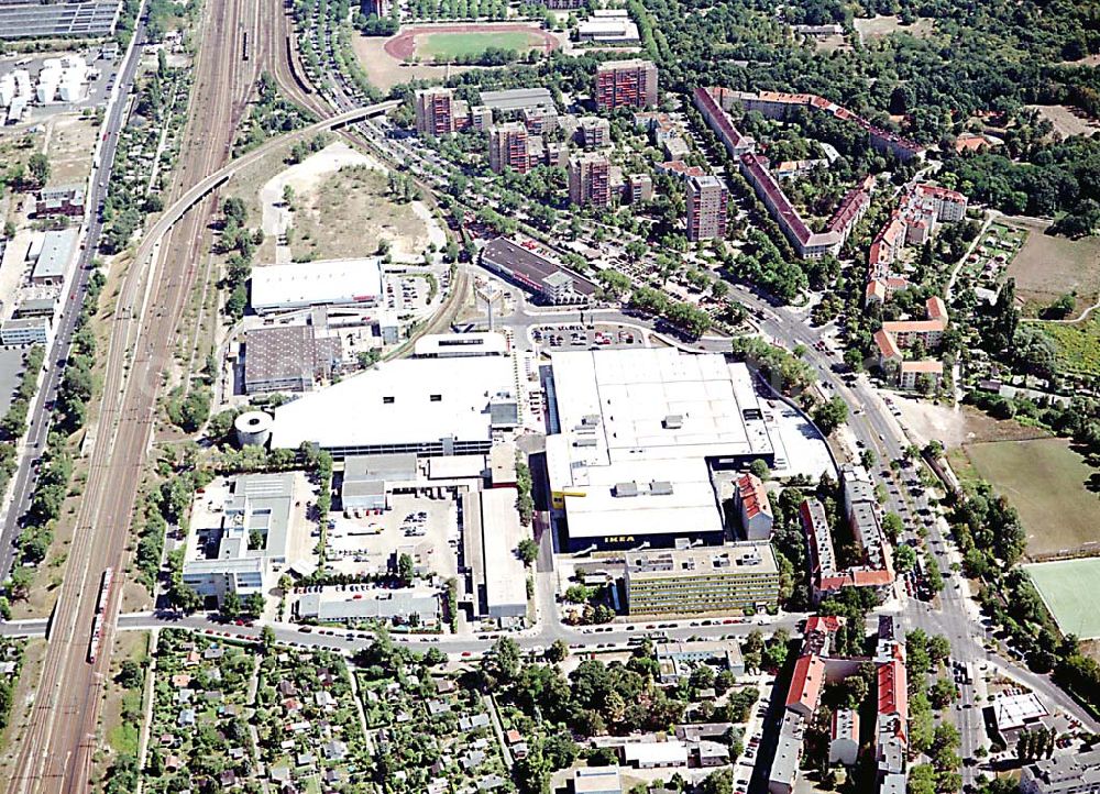 Berlin - Spandau from above - Berlin Spandau Blick auf das IKEA-Gelände (Möbelhaus; Kundenparkhaus) an der Charlottenburger Chaussee in Berlin Spandau; im Huntergrund zu sehehn Altstadt Spandau und der Zusammenfluß von Spree und Havel