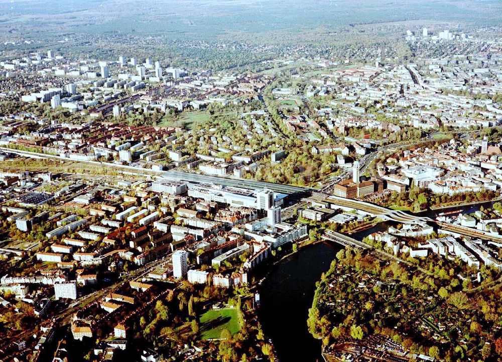 Berlin - Spandau from the bird's eye view: Berlin - Spandau mit dem Einkaufszentrum SPANDAUER ARCADEN am Spandauer Bahnhof .