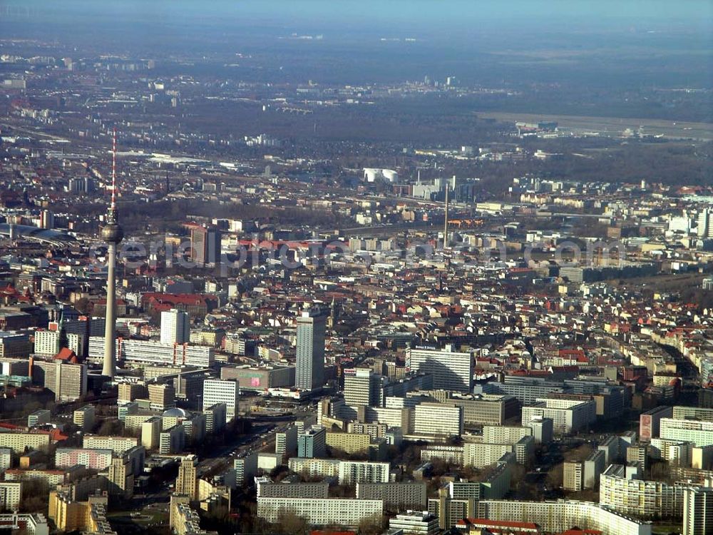 Berlin from the bird's eye view: Stadtzentrum Berlin-Mitte von Osten aus Richtung Karl-Marx-Allee her gesehen.