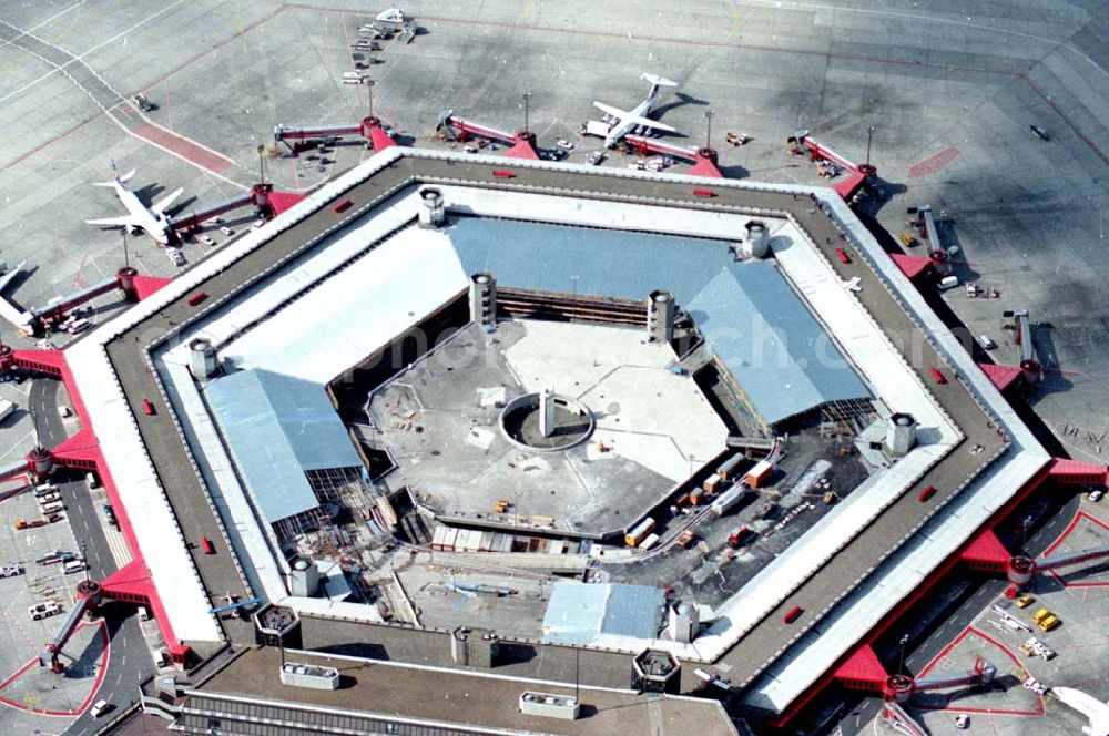 Berlin-Tegel from above - 26.03.1995 Berlin-Tegel Umbau des Abfertigungsgebäudes am Flughafen-Tegel