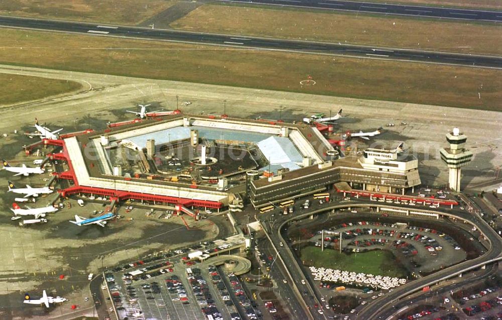 Aerial image Berlin - 26.03.1995 Berlin-Tegel Umbau des Abfertigungsgebäudes am Flughafen-Tegel