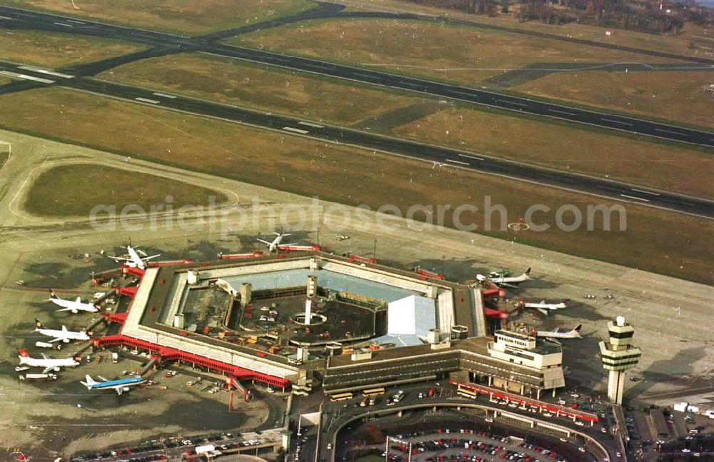 Berlin from the bird's eye view: 26.03.1995 Berlin-Tegel Umbau des Abfertigungsgebäudes am Flughafen-Tegel