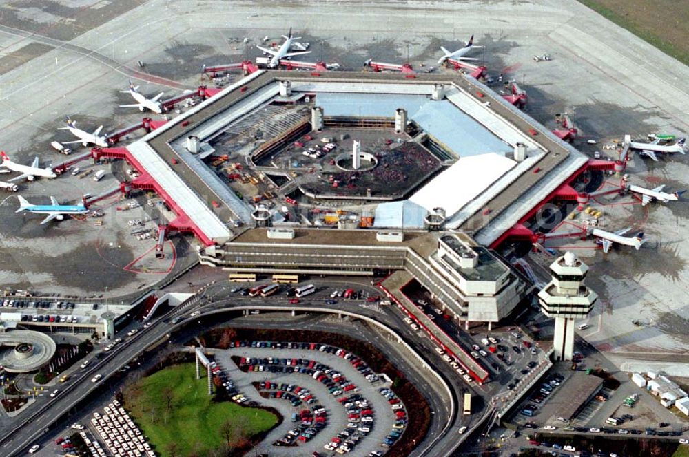 Berlin from above - 26.03.1995 Berlin-Tegel Umbau des Abfertigungsgebäudes am Flughafen-Tegel