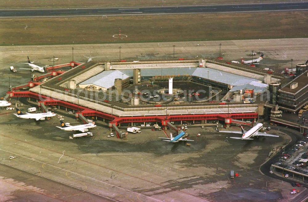 Berlin from the bird's eye view: 26.03.1995 Berlin-Tegel Umbau des Abfertigungsgebäudes am Flughafen-Tegel