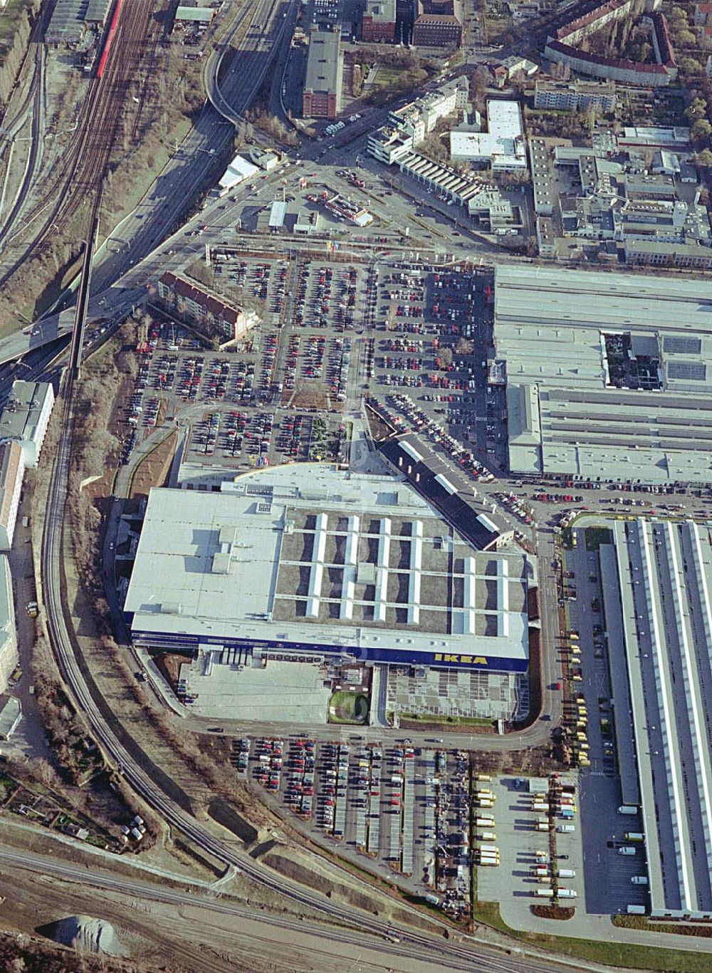 Aerial photograph Berlin-Tempelhof - Neu errichtetes IKEA Einrichtungshaus an der Alboinstraße, Nähe Flughafen Berlin-Tempelhof