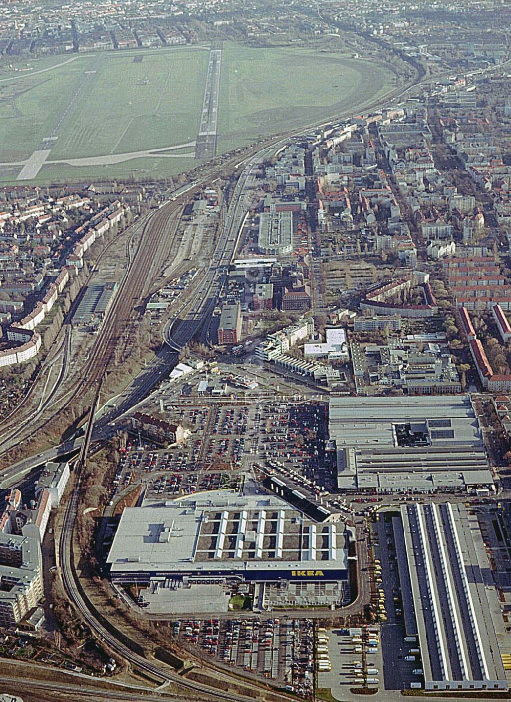 Aerial photograph Berlin-Tempelhof - Neu errichtetes IKEA Einrichtungshaus an der Alboinstraße, Nähe Flughafen Berlin-Tempelhof