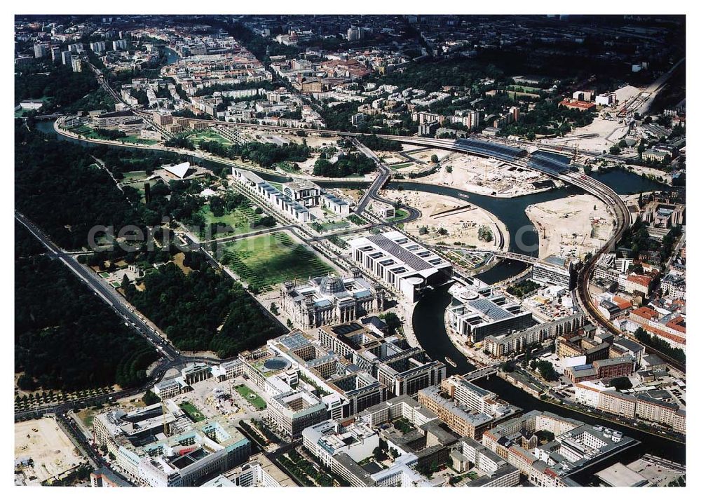 Aerial image Berlin - Berlin Tiergarten Blick auf den Reichstag; Platz der Republik, Bundestag an der Spree und Straße des 17. Juni durch den Tiergarten hin zum Brandenburger Tor