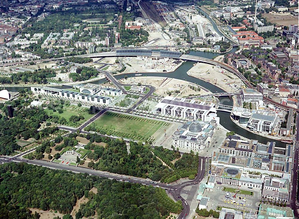 Aerial photograph Berlin - Berlin Tiergarten Blick auf den Reichstag; Platz der Republik, Bundestag an der Spree und Straße des 17. Juni durch den Tiergarten hin zum Brandenburger Tor