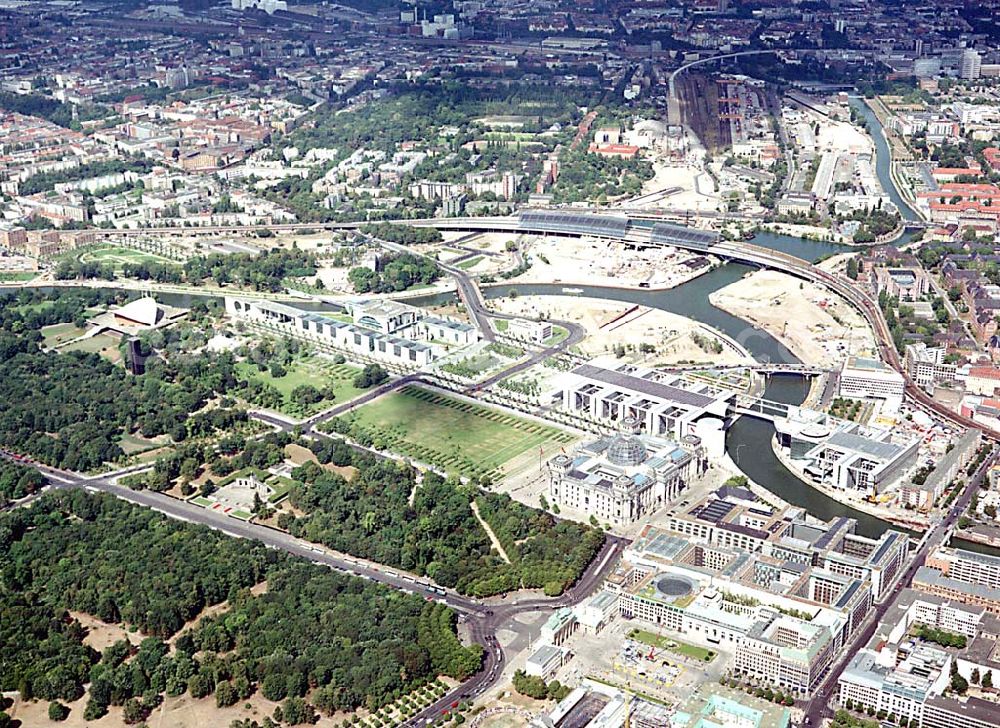 Berlin from above - Berlin Tiergarten Blick auf den Reichstag; Platz der Republik, Bundestag an der Spree und Straße des 17. Juni durch den Tiergarten hin zum Brandenburger Tor