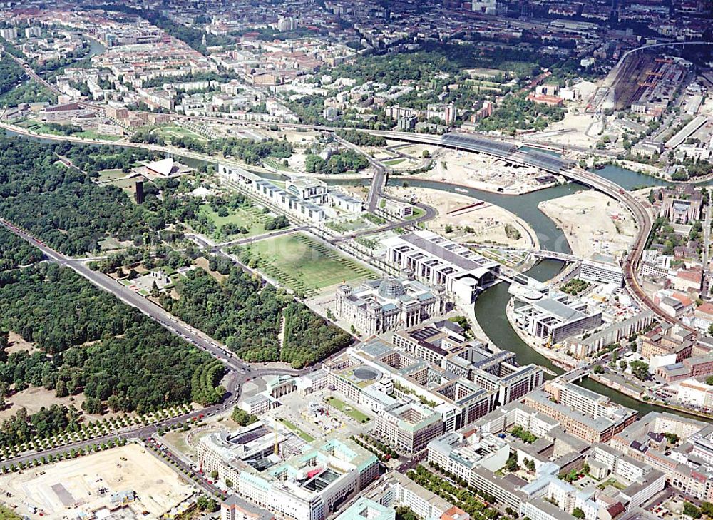 Berlin from the bird's eye view: Berlin Tiergarten Blick auf den Reichstag; Platz der Republik, Bundestag an der Spree und Straße des 17. Juni durch den Tiergarten hin zum Brandenburger Tor