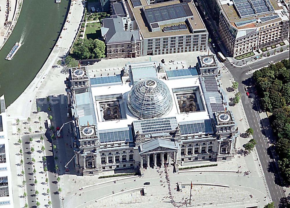 Berlin - Tiergarten (Spreebogen) from the bird's eye view: Berlin Tiergarten mit Blick auf den Reichstag im Regierungsviertel in Berlin Tiergarten. Im Auftrag der Bundesbaugesellschaft mbH