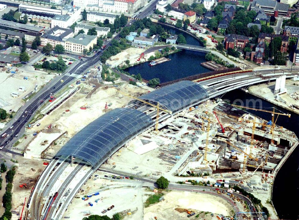 Berlin - Tiergarten from above - 02.09.2002 Berlin-Tiergarten / Fertigstellung des Lehrter Bahnhofes am Regierungsviertel.