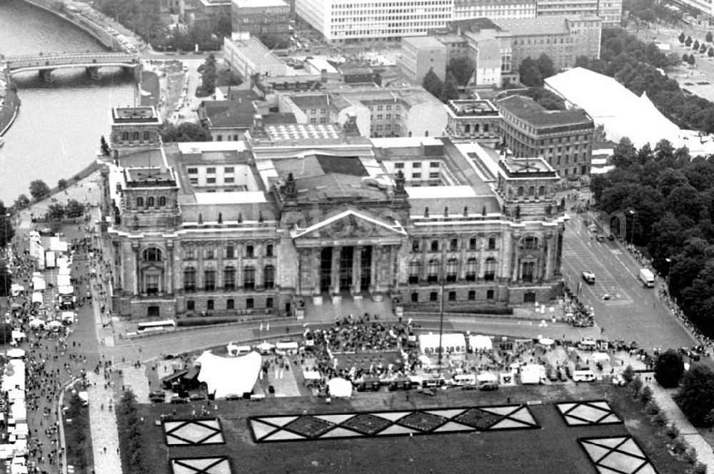 Berlin from the bird's eye view: 02.10.1994 Berlin-Tiergarten Gelände am Berliner Reichstag