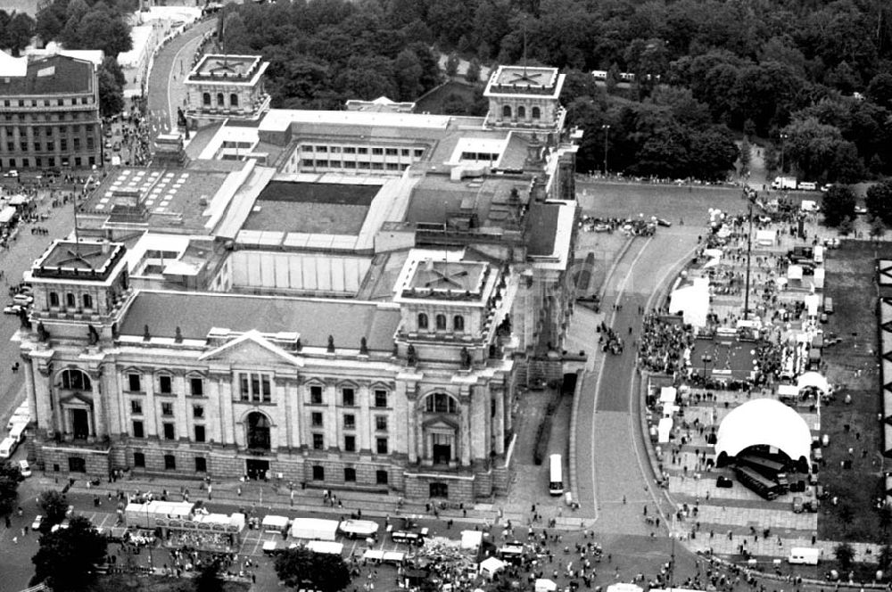 Berlin from the bird's eye view: 02.10.1994 Berlin-Tiergarten Gelände am Berliner Reichstag